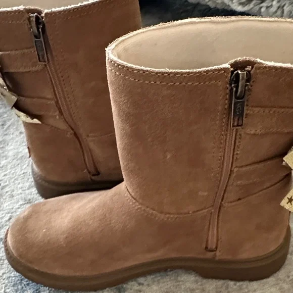 UGG Kids Tan bailey Boots with Starry Bow - Picture 7 of 9